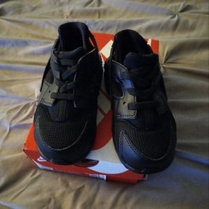 Nike Huaraches size 8c black